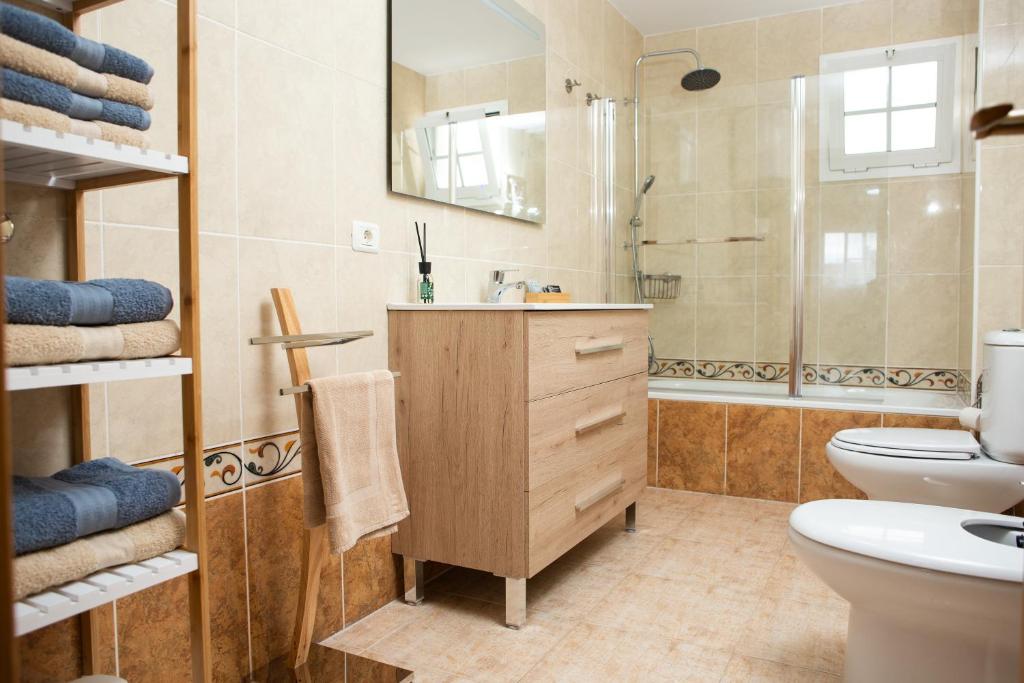Koupelna v ubytování Apto ISA: amplio y acogedor apto de 75m con terraza, aire acondicionado y parking gratuito