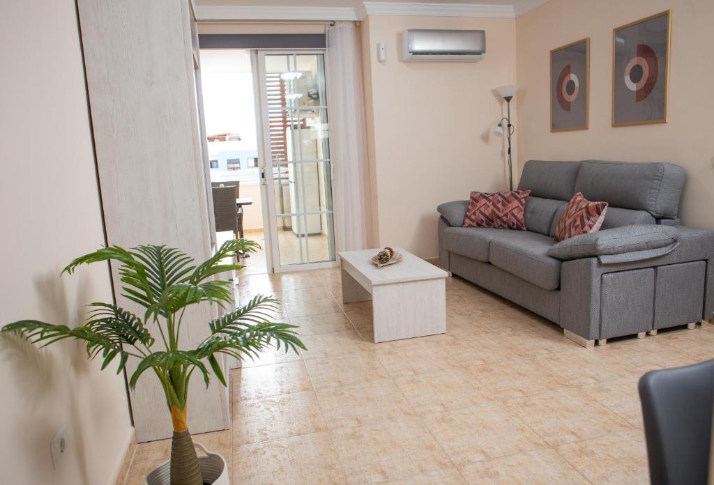 Posezení v ubytování Apto ISA: amplio y acogedor apto de 75m con terraza, aire acondicionado y parking gratuito