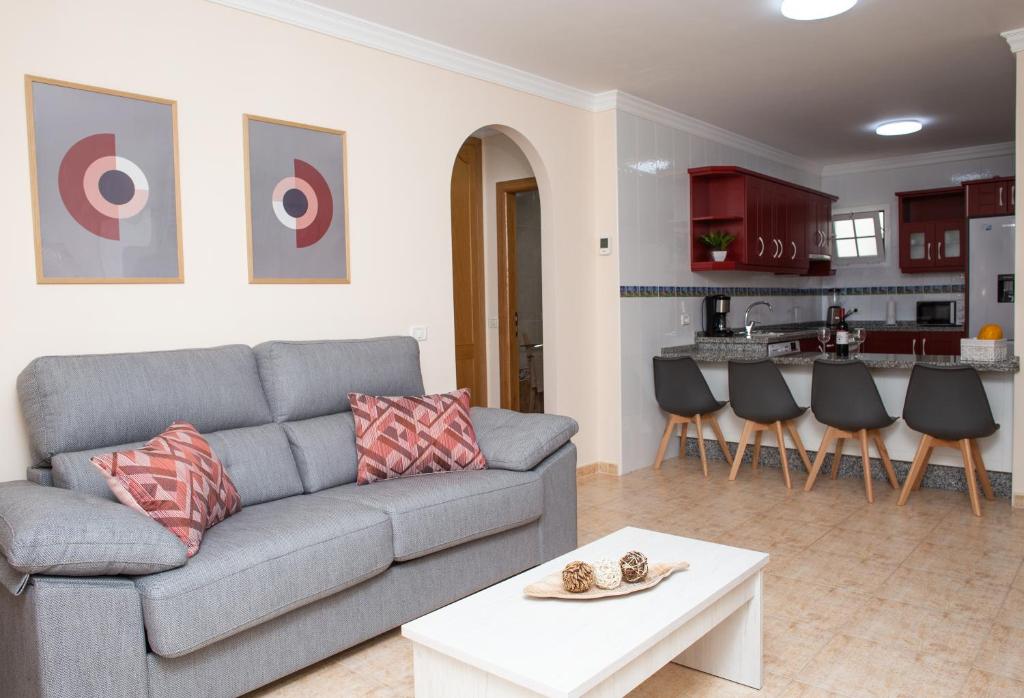 Posezení v ubytování Apto ISA: amplio y acogedor apto de 75m con terraza, aire acondicionado y parking gratuito