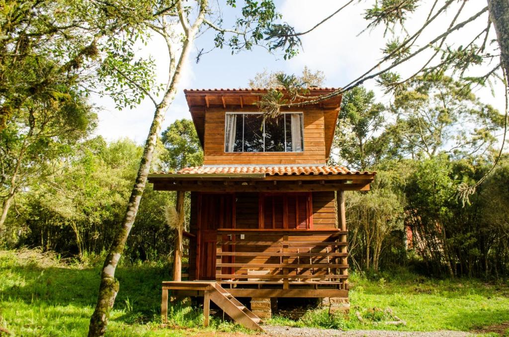 a tree house in the middle of a field at Cabana na Floresta Rincão do Fortaleza in Cambará