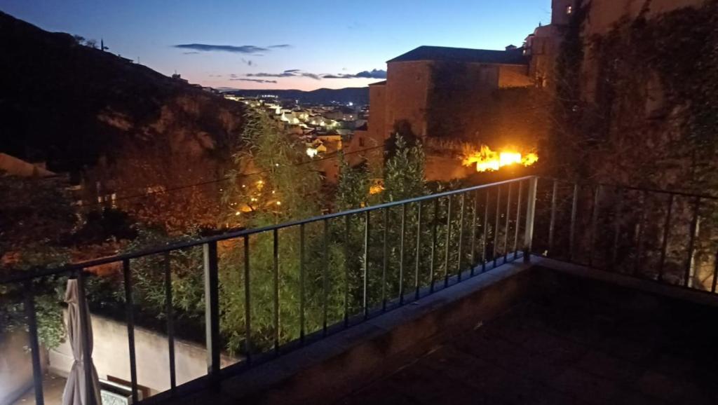 balcón con vistas a la ciudad por la noche en Apartamentos Casas Colgadas, en Cuenca