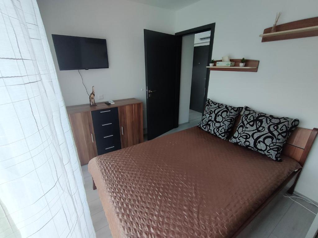 una piccola camera con letto e televisore di Borics Apartman a Balatonföldvár