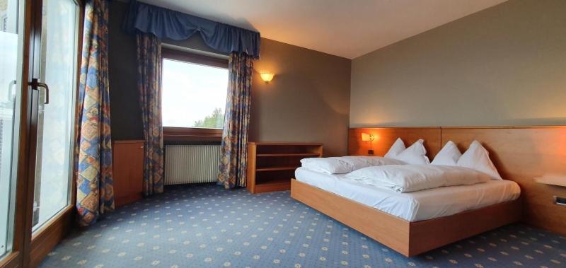 A bed or beds in a room at PanoramaHotel Penegal