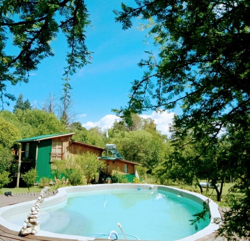 una gran piscina en un patio con una casa en Los Lirios en Los Hornillos