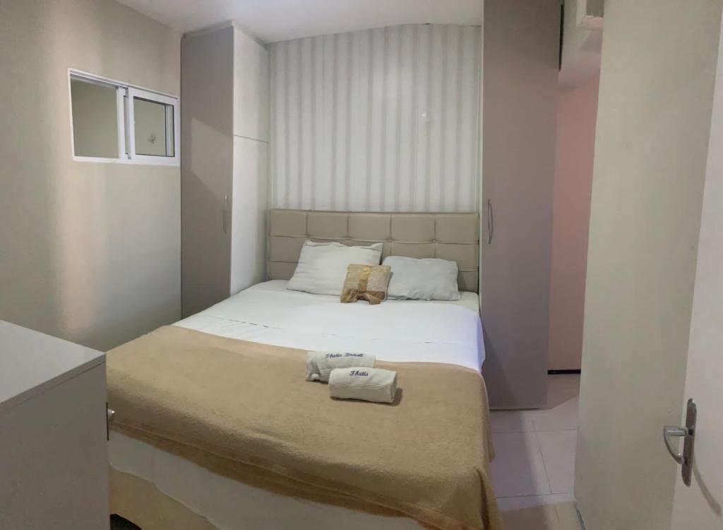 - une chambre avec un lit et 2 serviettes dans l'établissement apart fortaleza flat 707, à Fortaleza