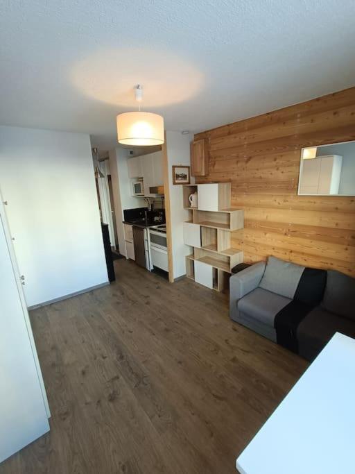 salon z kanapą i kuchnią w obiekcie STUDIO 2 PERS PLEIN CENTRE VAL CLARET w mieście Tignes