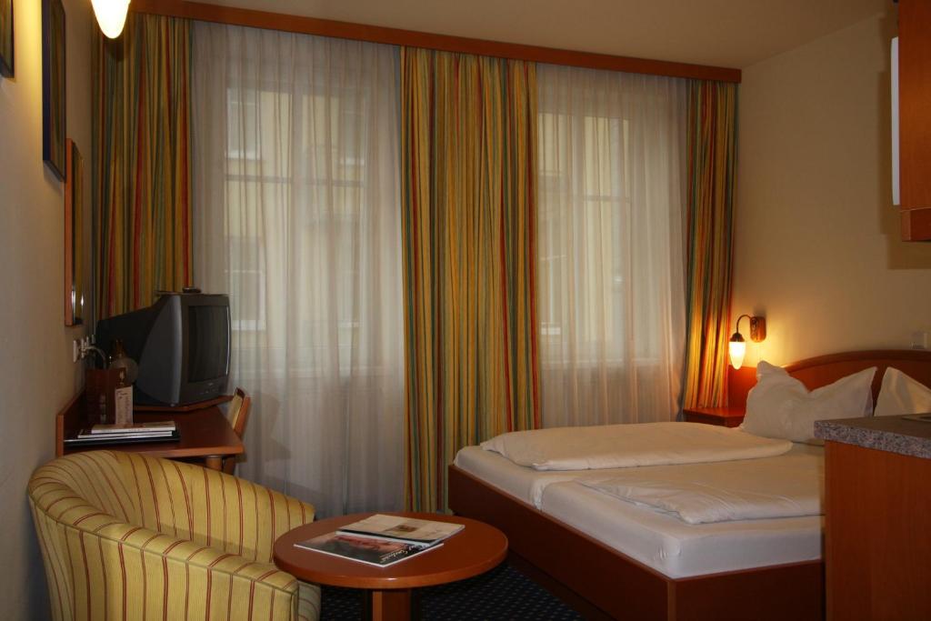 Postel nebo postele na pokoji v ubytování Suite Hotel 900 m zur Oper