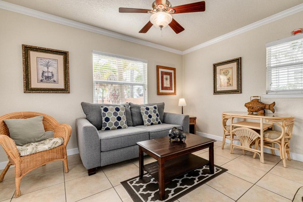 ein Wohnzimmer mit einem Sofa und einem Tisch in der Unterkunft Walkable to Restaurants and Steps to the Beach! - Coconut Villa's Suite 10 in St Pete Beach