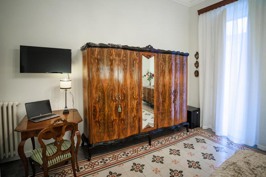 A television and/or entertainment centre at B&B CORSO VITTORIO