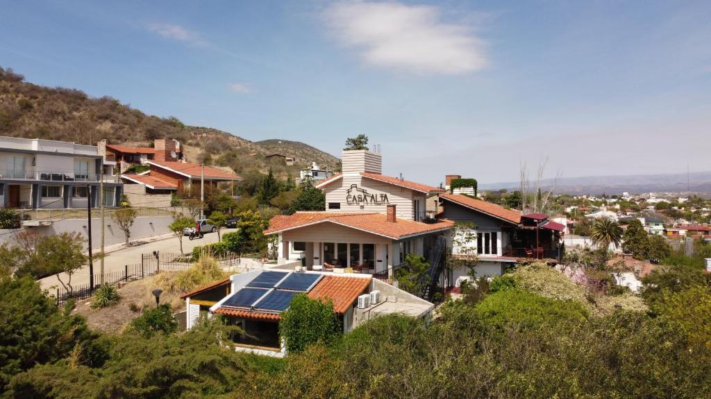 une maison avec des panneaux solaires sur son toit dans l'établissement Casa Alta Hotel Boutique & Spa - Solo Adultos, à Villa Carlos Paz