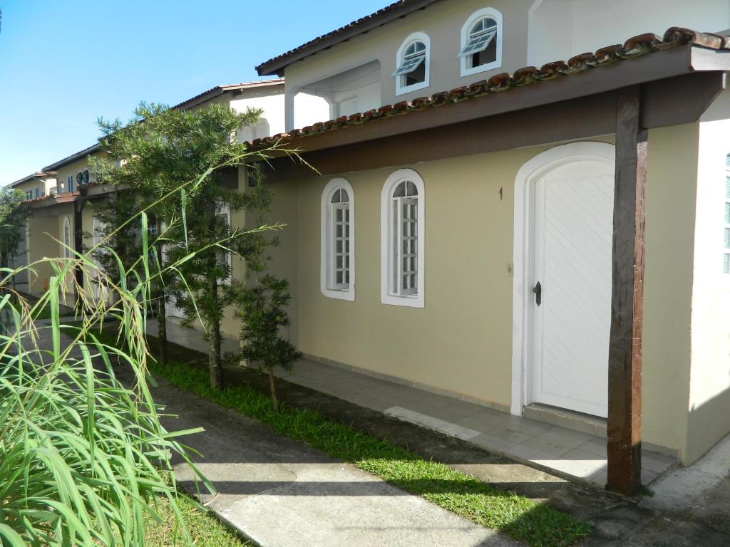 サンセバスチャンにあるChalés 1 e 2 dormitórios - Juquehyの白い扉と私道のある家