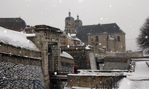 una ciudad en la nieve con un edificio en La Belle Epoque - au coeur de la Cité médiévale en Briançon