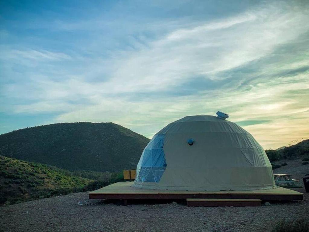 uma tenda cúpula sentada ao lado de uma montanha em Sage Desert Dreams em Las Vegas