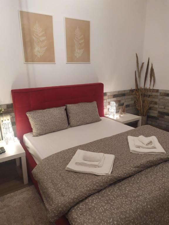 um quarto com uma cama com duas toalhas em PremiumGuestKifissia em Atenas