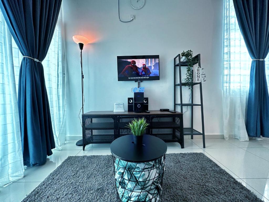 TV a/nebo společenská místnost v ubytování Adelea Homestay MERU