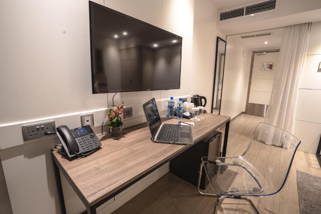 TV a/nebo společenská místnost v ubytování Sarova Imperial Hotel