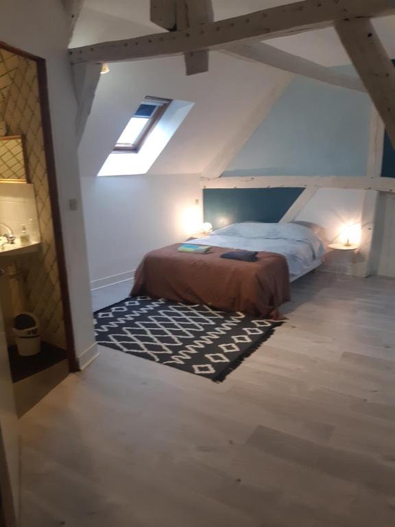 Tempat tidur dalam kamar di Maison à Troyes