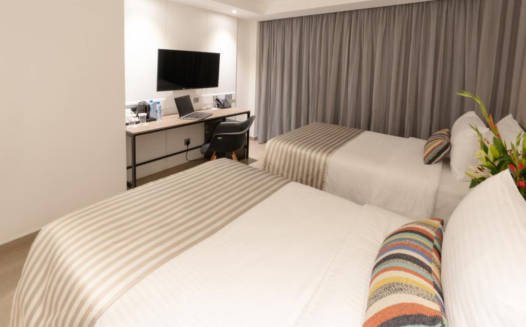 Postel nebo postele na pokoji v ubytování Sarova Imperial Hotel