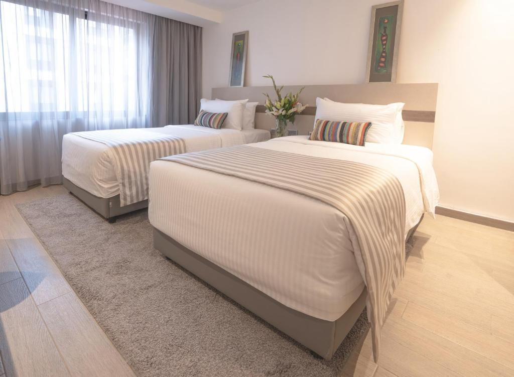 Postel nebo postele na pokoji v ubytování Sarova Imperial Hotel