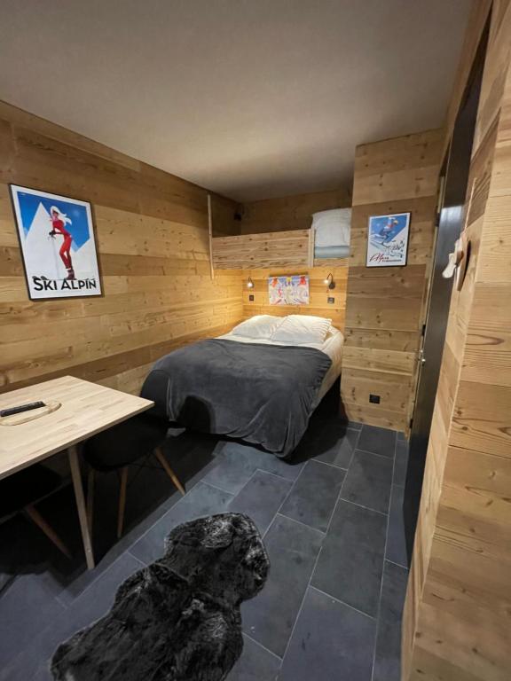 una habitación con una cama y un perro en ella en Home Vars. Le studio, en Vars