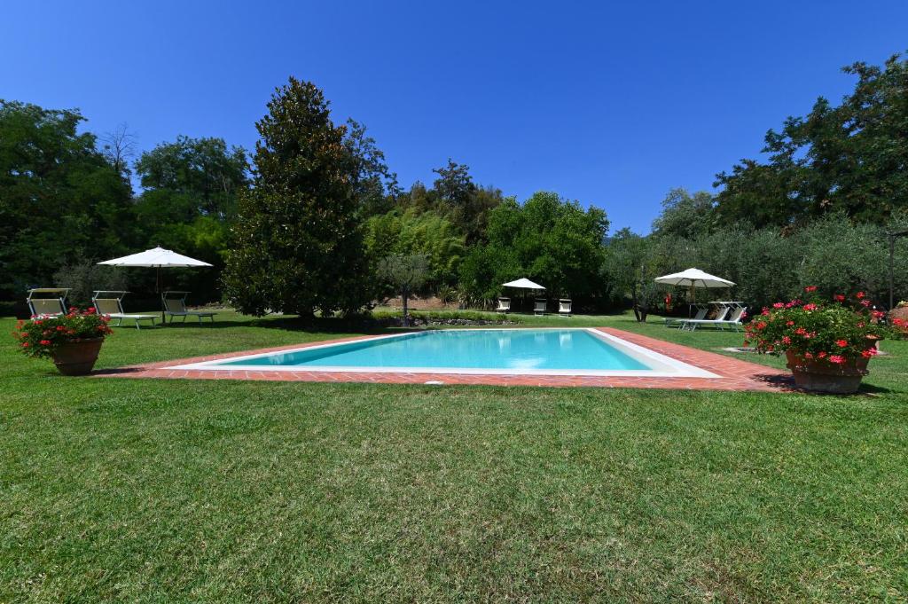 Bazén v ubytovaní Agriturismo Corte Stefani alebo v jeho blízkosti