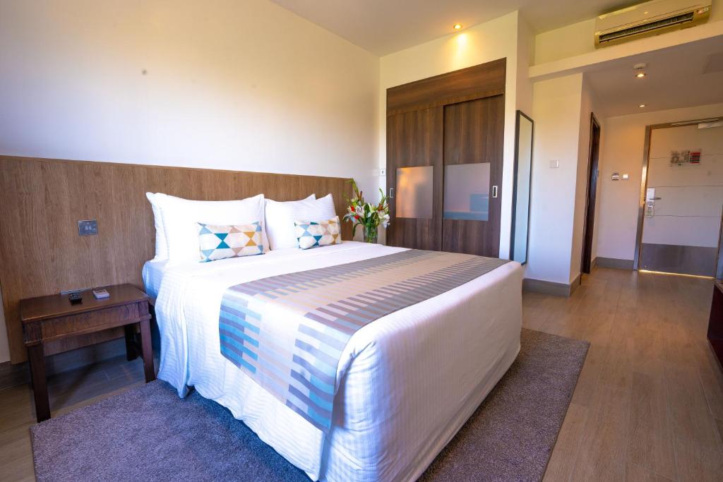 Postel nebo postele na pokoji v ubytování Sarova Imperial Hotel
