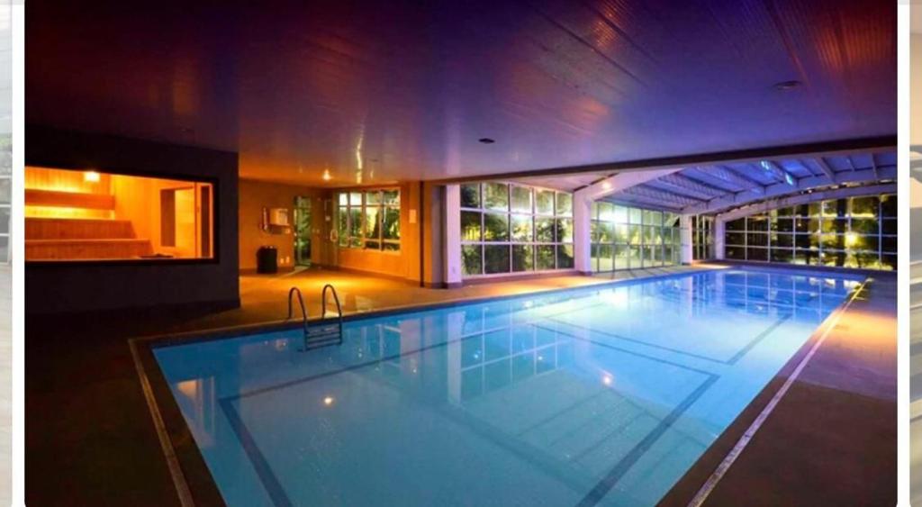 una gran piscina en una casa en Quality Paulista Jardins, en São Paulo