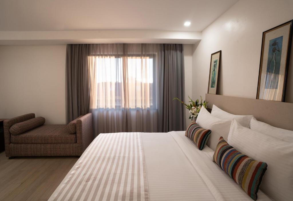 Postel nebo postele na pokoji v ubytování Sarova Imperial Hotel