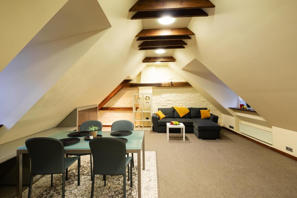 Image showcasing Spacious 3-bedroom loft apartment in downtown Crockett with AC