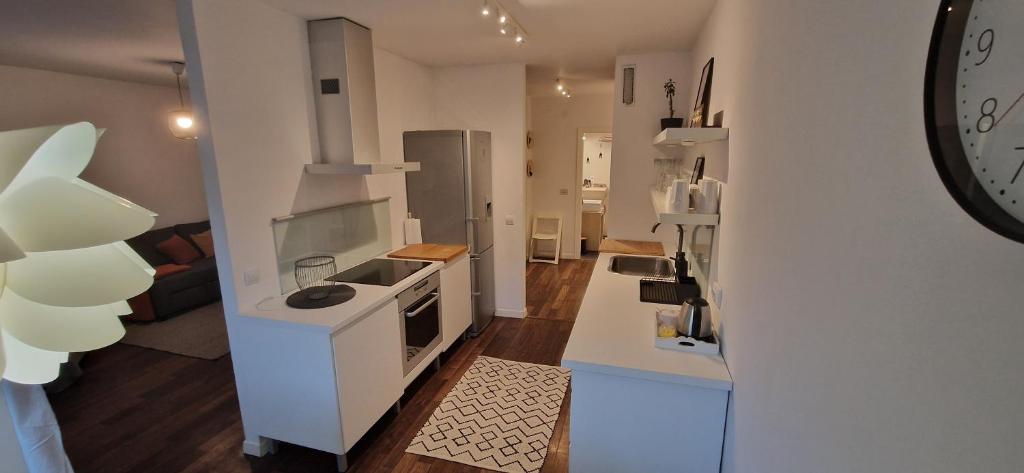 kuchnia z białymi szafkami i blatem w obiekcie Apartman Franko- Jarun w Zagrzebiu