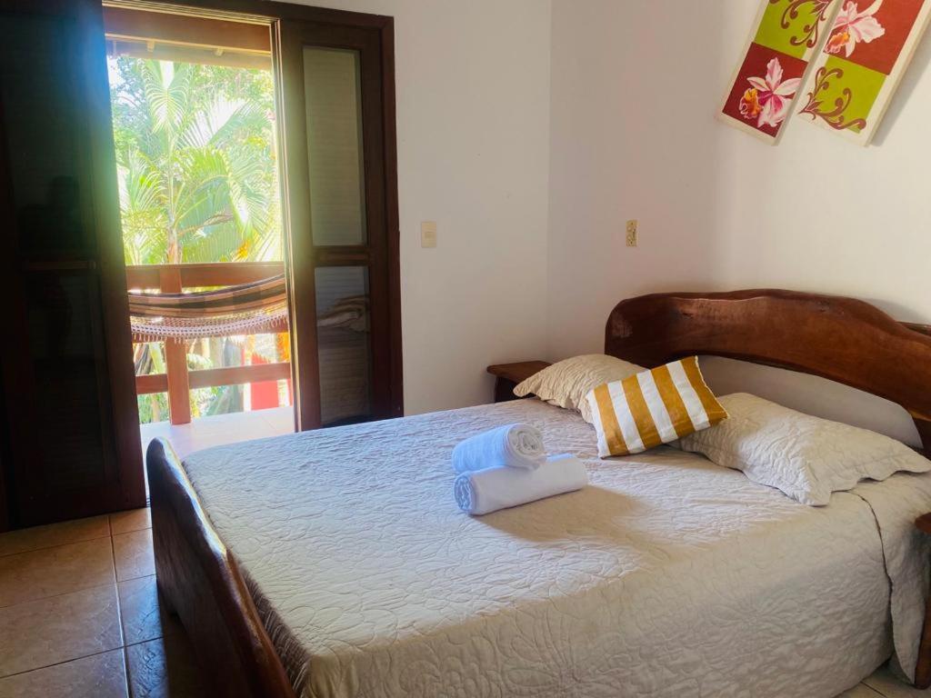 1 dormitorio con 1 cama con 2 almohadas en Pousada Sunset, en Itacaré