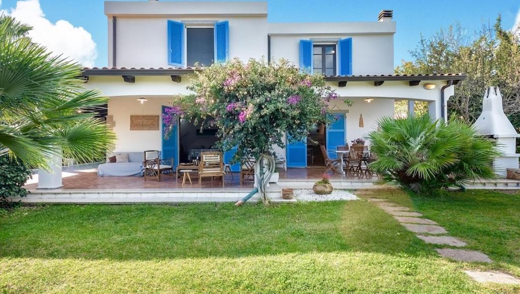 A garden outside Alghero Villa Josephine con piscina e Parco per 8 ospiti