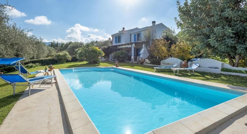 The swimming pool at or close to Alghero Villa Josephine con piscina e Parco per 8 ospiti