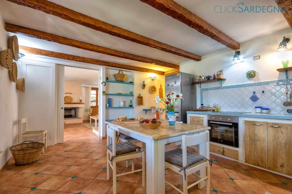 A kitchen or kitchenette at Alghero Villa Josephine con piscina e Parco per 8 ospiti