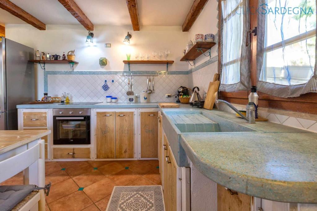 A kitchen or kitchenette at Alghero Villa Josephine con piscina e Parco per 8 ospiti
