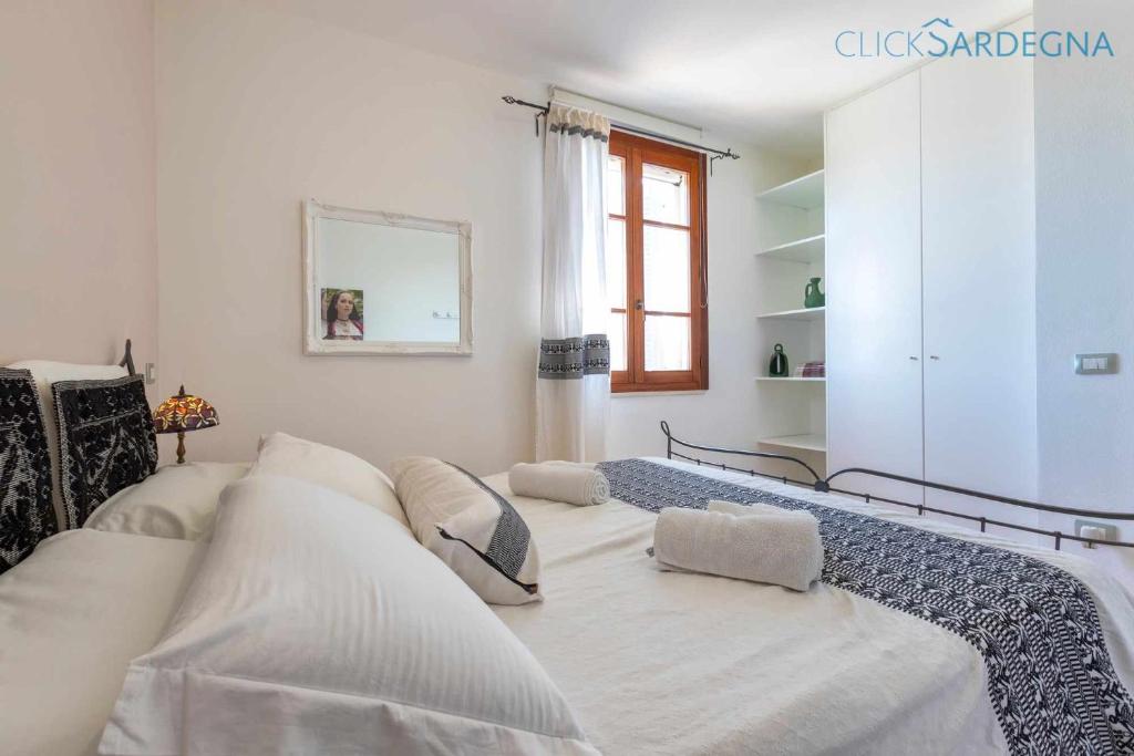 A bed or beds in a room at Alghero Villa Josephine con piscina e Parco per 8 ospiti