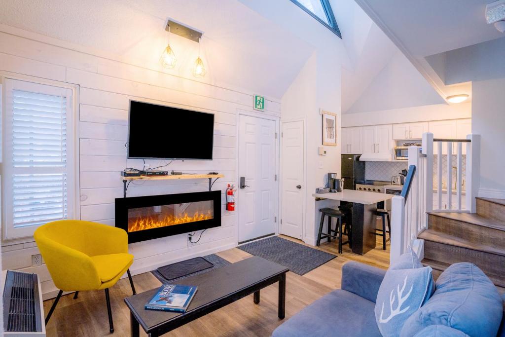 TV a/nebo společenská místnost v ubytování Loft with a view of Blue - Free Wifi, Linens and Towels Included