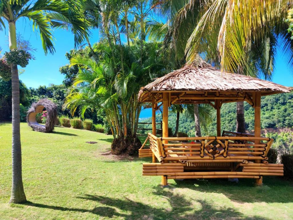 Zahrada ubytování Gîte 4 étoiles, la Vieille Sucrerie St Claude Guadeloupe, Jacuzzi Spa privatif, vue exceptionnelle sur la mer des Caraïbes