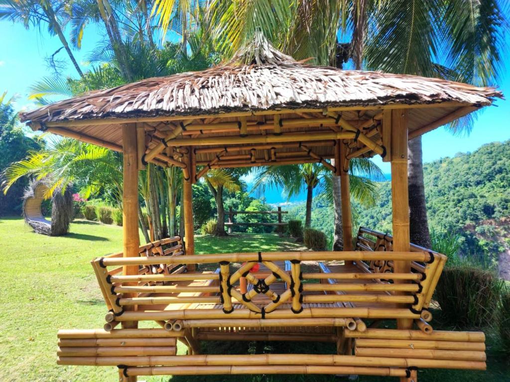 Zahrada ubytování Gîte 4 étoiles, la Vieille Sucrerie St Claude Guadeloupe, Jacuzzi Spa privatif, vue exceptionnelle sur la mer des Caraïbes