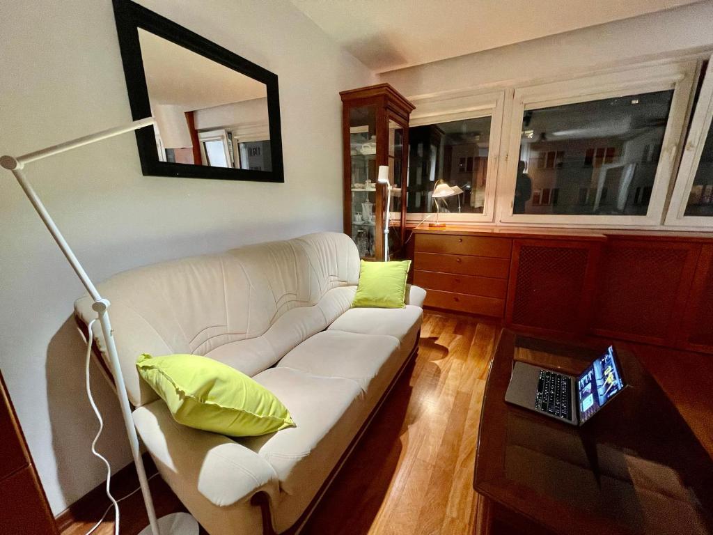 Posedenie v ubytovaní GOLD 4 metro WiFi 65’TV Netflix HBO AppleTV Disney_