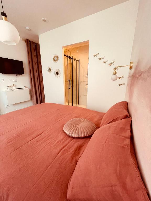 Postel nebo postele na pokoji v ubytování Love Room - espace bien être L'Osmose Wimereux