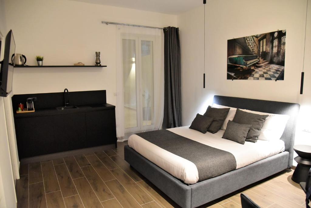 1 dormitorio con 1 cama grande y cabecero negro en GL rooms and apartments en Bari