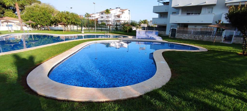 una piscina en un patio al lado de una casa en Denia Beach Apartment Jardín privado y piscina, en El Verger