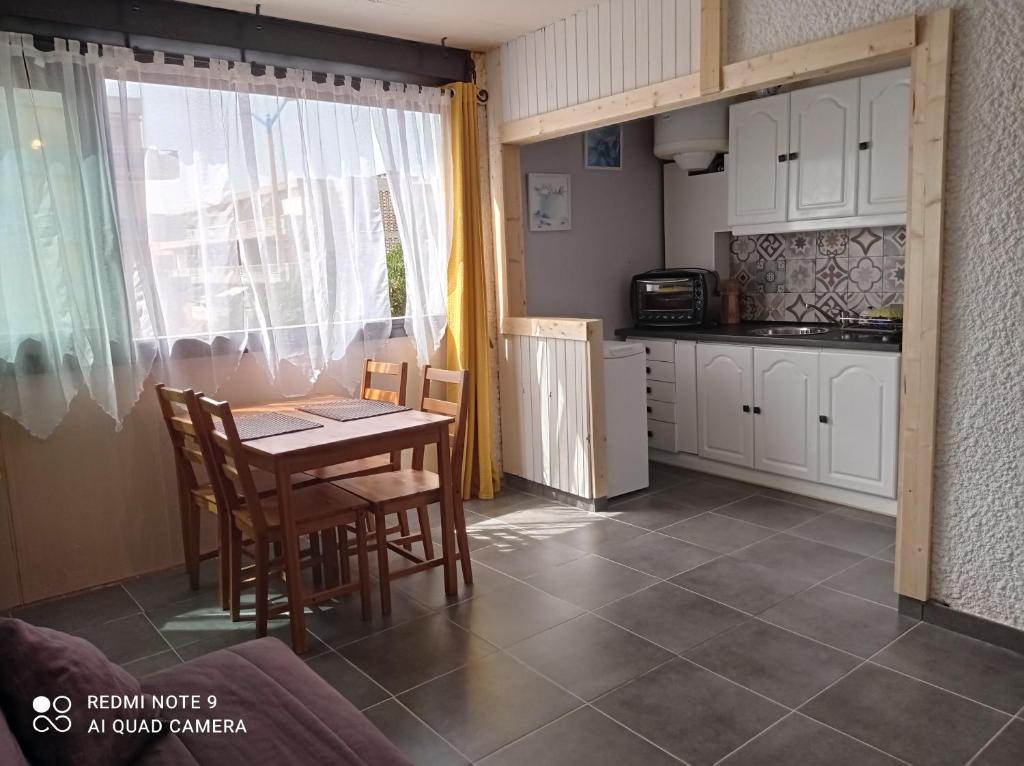 Kuchyňa alebo kuchynka v ubytovaní Chaleureux studio en bord de mer
