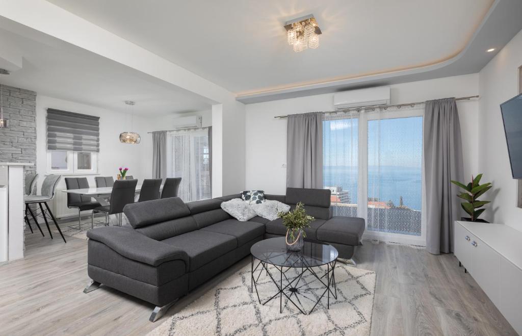 Posedenie v ubytovaní Luxury Holiday Home Dioniz