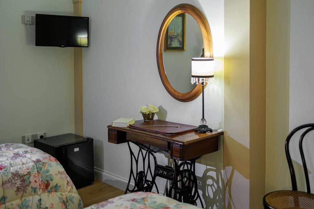 A television and/or entertainment centre at B&B CORSO VITTORIO