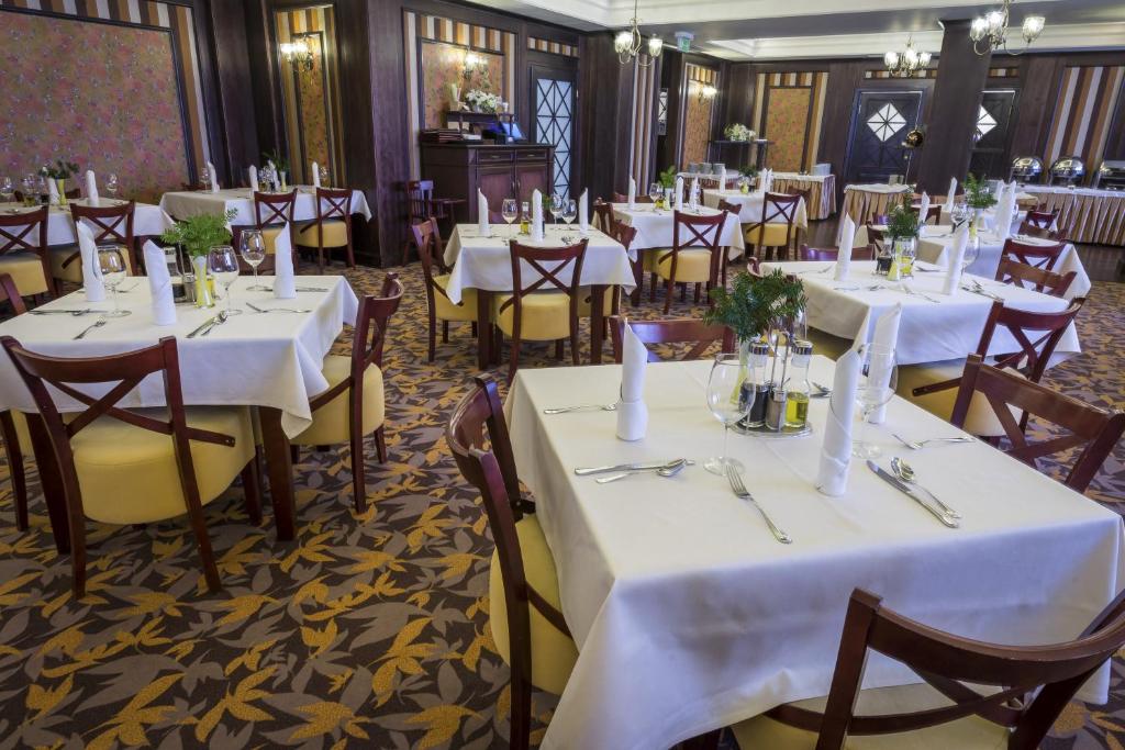 Reštaurácia alebo iné gastronomické zariadenie v ubytovaní Hotel Kryształ Conference & Spa