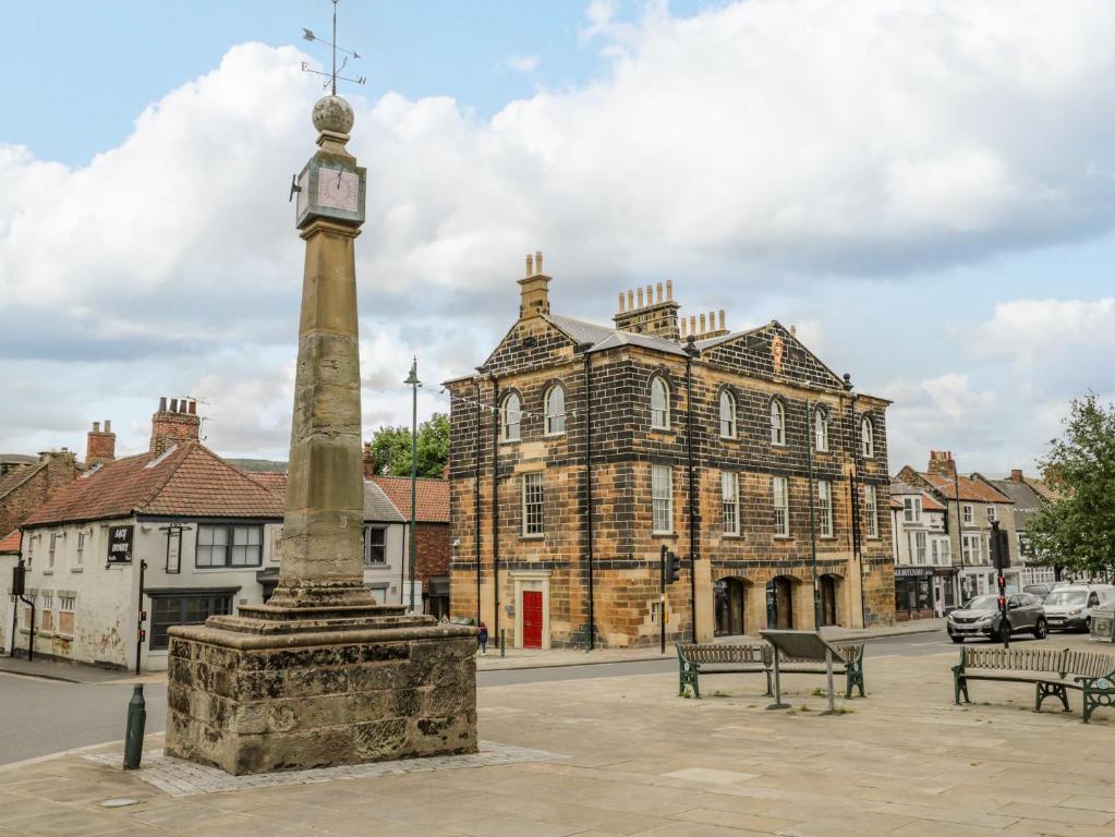 una torre del reloj en medio de una ciudad en Guisborough Town Hall, en Guisborough