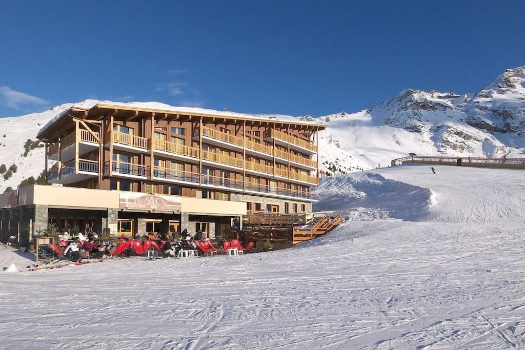 un edificio en una pista de esquí en la nieve en ARC 2000 Appartement 2 pieces en Résidence 4 étoiles, en Arc 2000