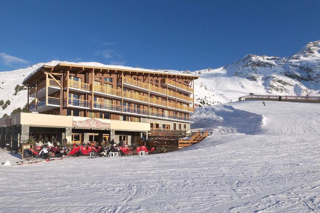 un edificio en una pista de esquí en la nieve en La cime des Arcs ARC 2000 Appartement 2 pieces en Résidence 4 étoiles, en Arc 2000